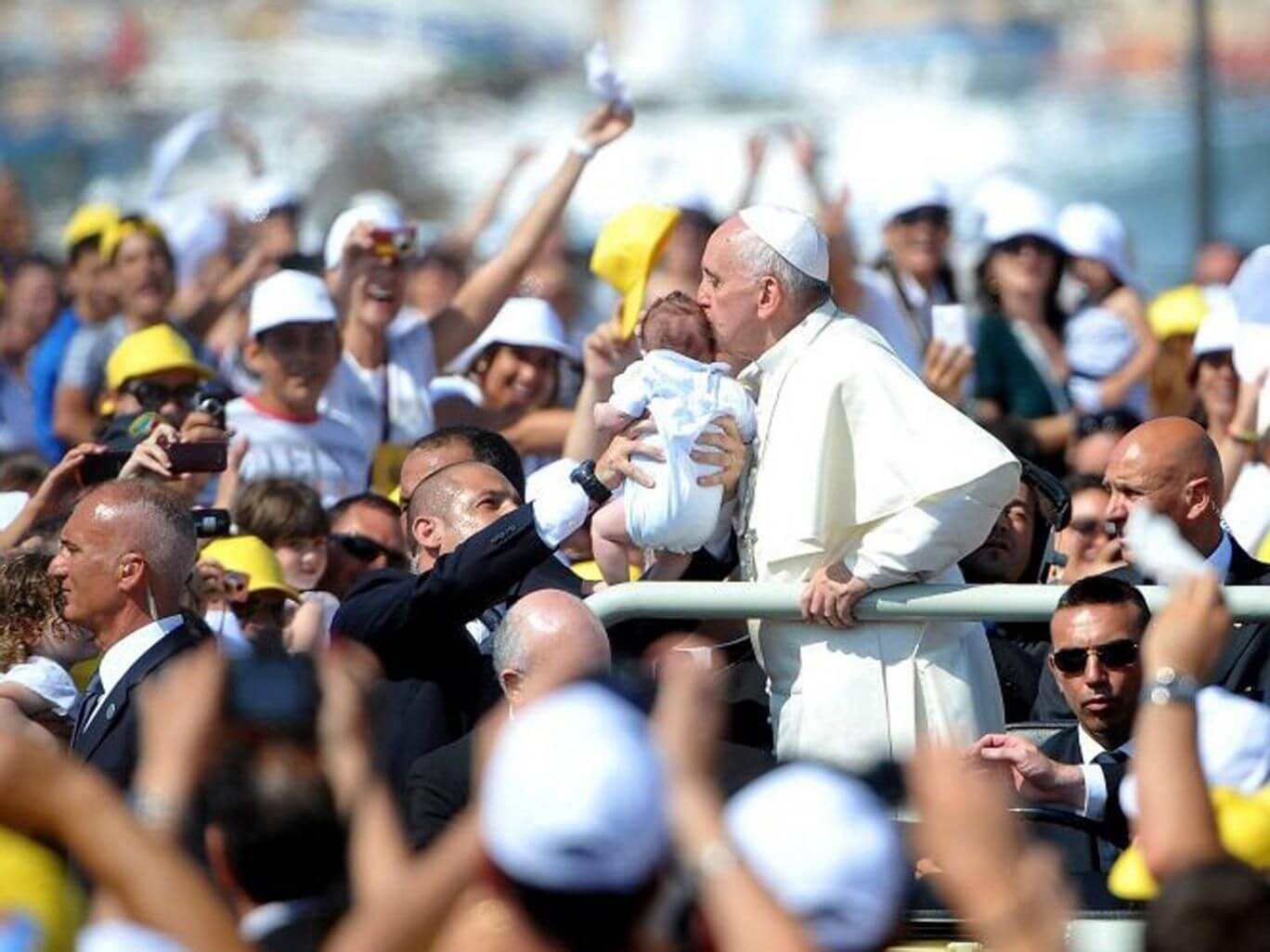 Pope Francis washes and kisses feet of Muslim, Hindu and Christian refugees