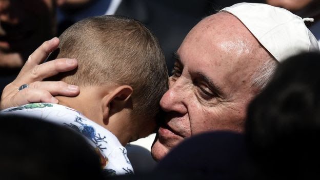 Migrant crisis: Pope returns from Greece with 12 migrants